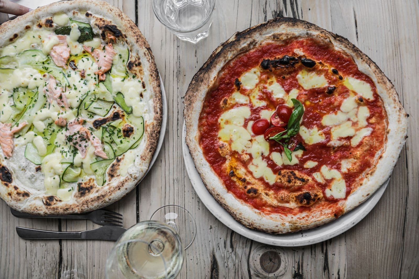 Neapolitanische Pizzen auf rustikalem Holztisch