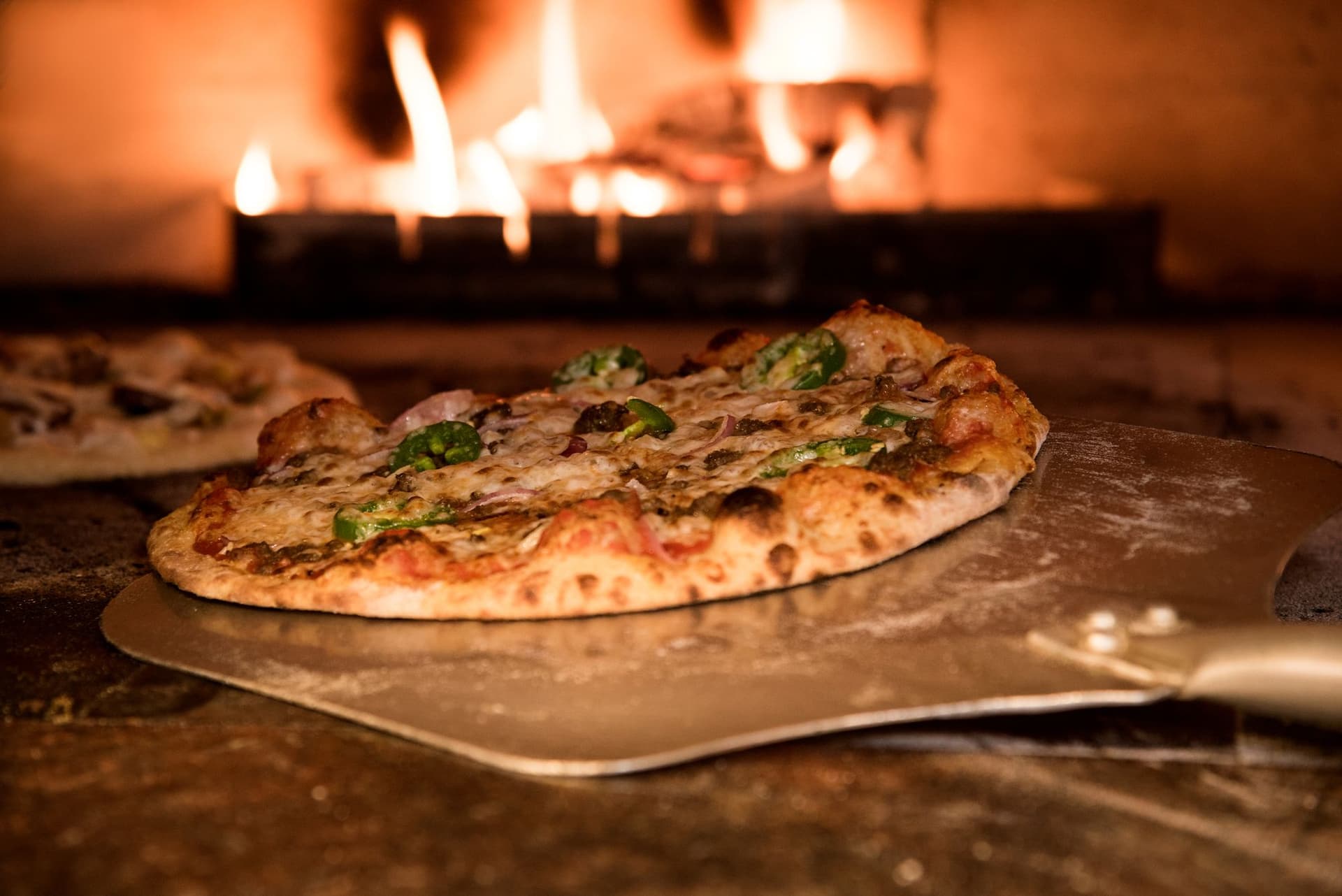 Neapolitanische Pizzen auf rustikalem Holztisch